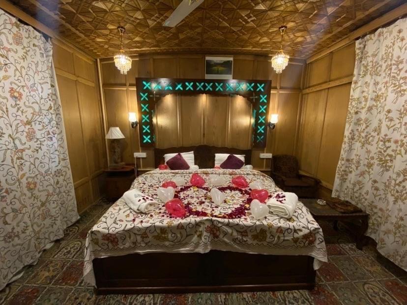 Floating Shanghai Group Of Houseboats Botel Srinagar (Jammu and Kashmir)