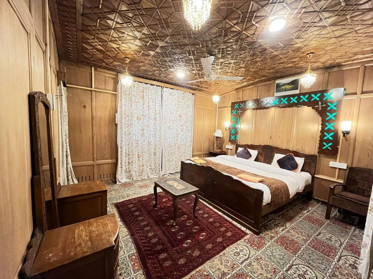 Floating Shanghai Group Of Houseboats Botel