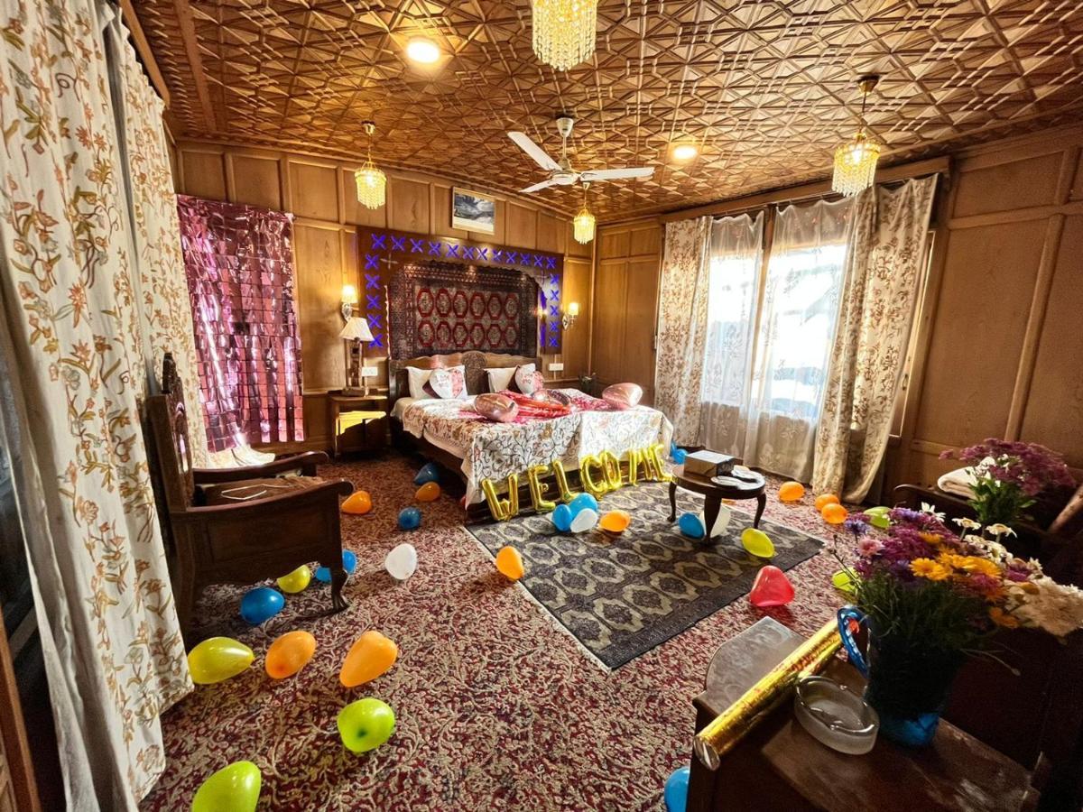Floating Shanghai Group Of Houseboats Botel
