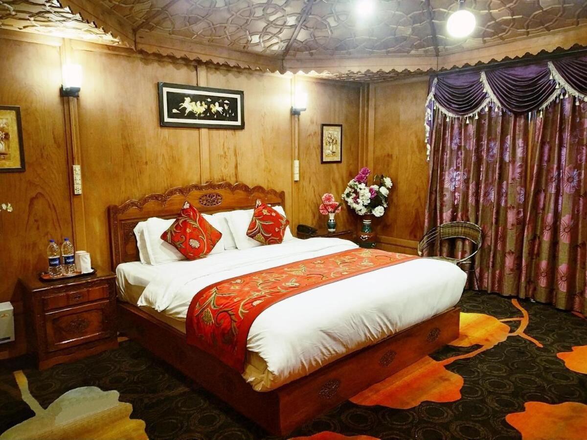 Floating Shanghai Group Of Houseboats Botel Srinagar (Jammu and Kashmir)
