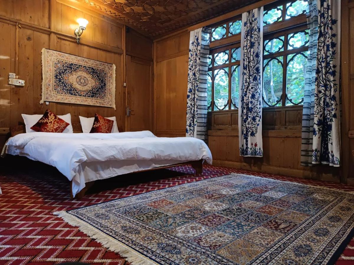 Botel Floating Shanghai Group Of Houseboats Srinagar (Jammu and Kashmir)