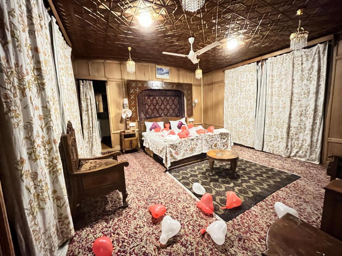 Botel Floating Shanghai Group Of Houseboats