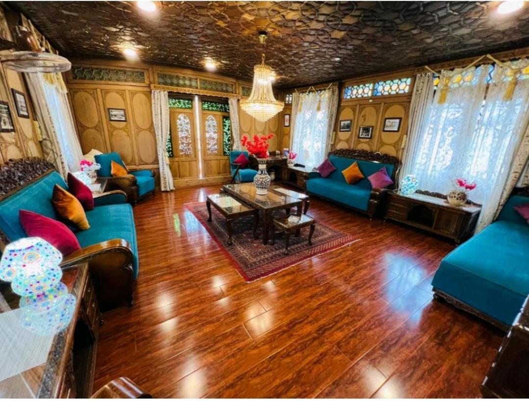 Hayat Group Of Houseboats Botel