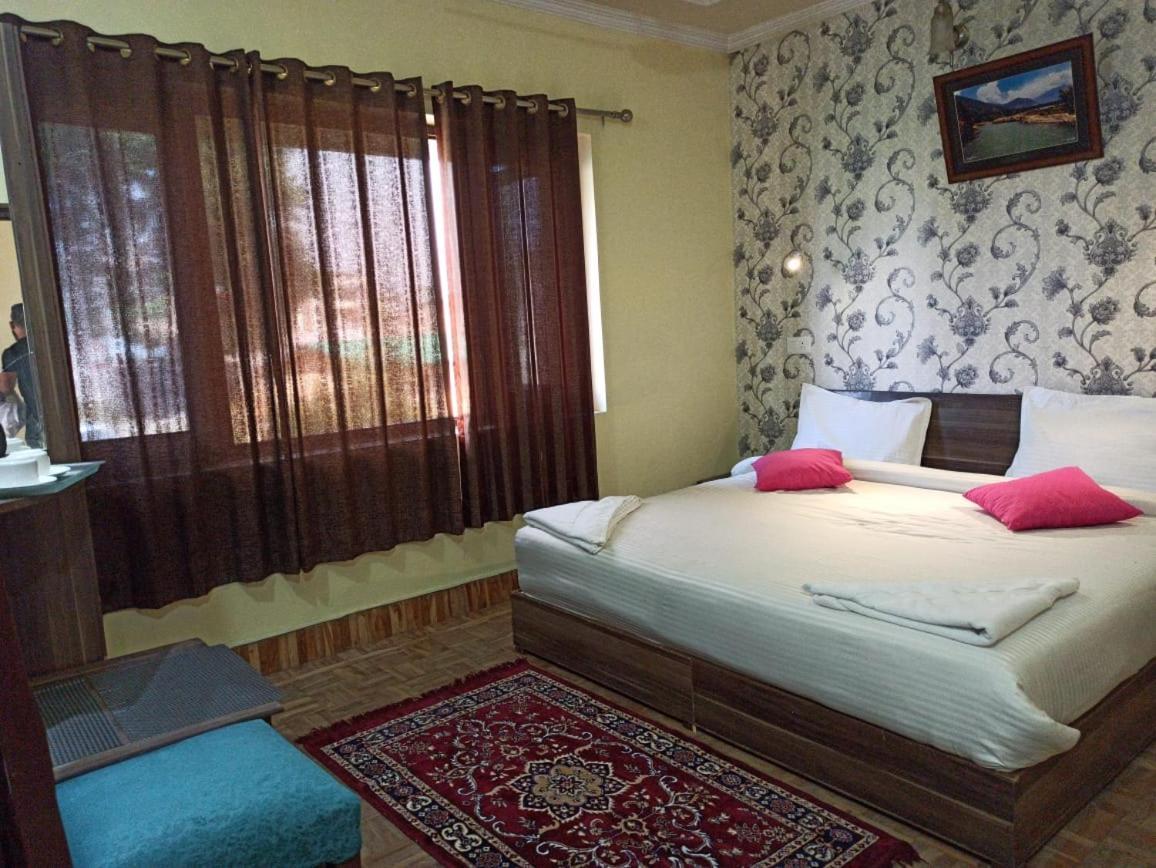Hotel Curio's Seasons