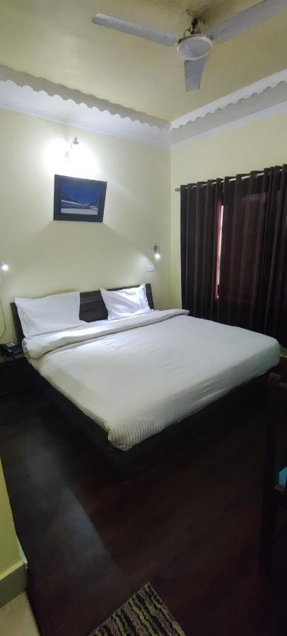 Hotel Curio's Seasons Srinagar (Jammu and Kashmir)