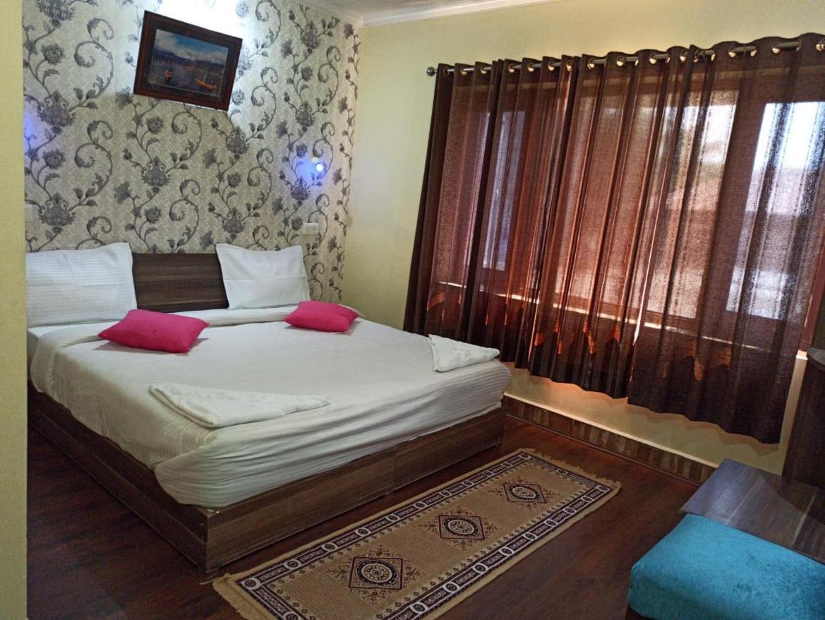 Curio's Seasons 3* Srinagar (Jammu and Kashmir)