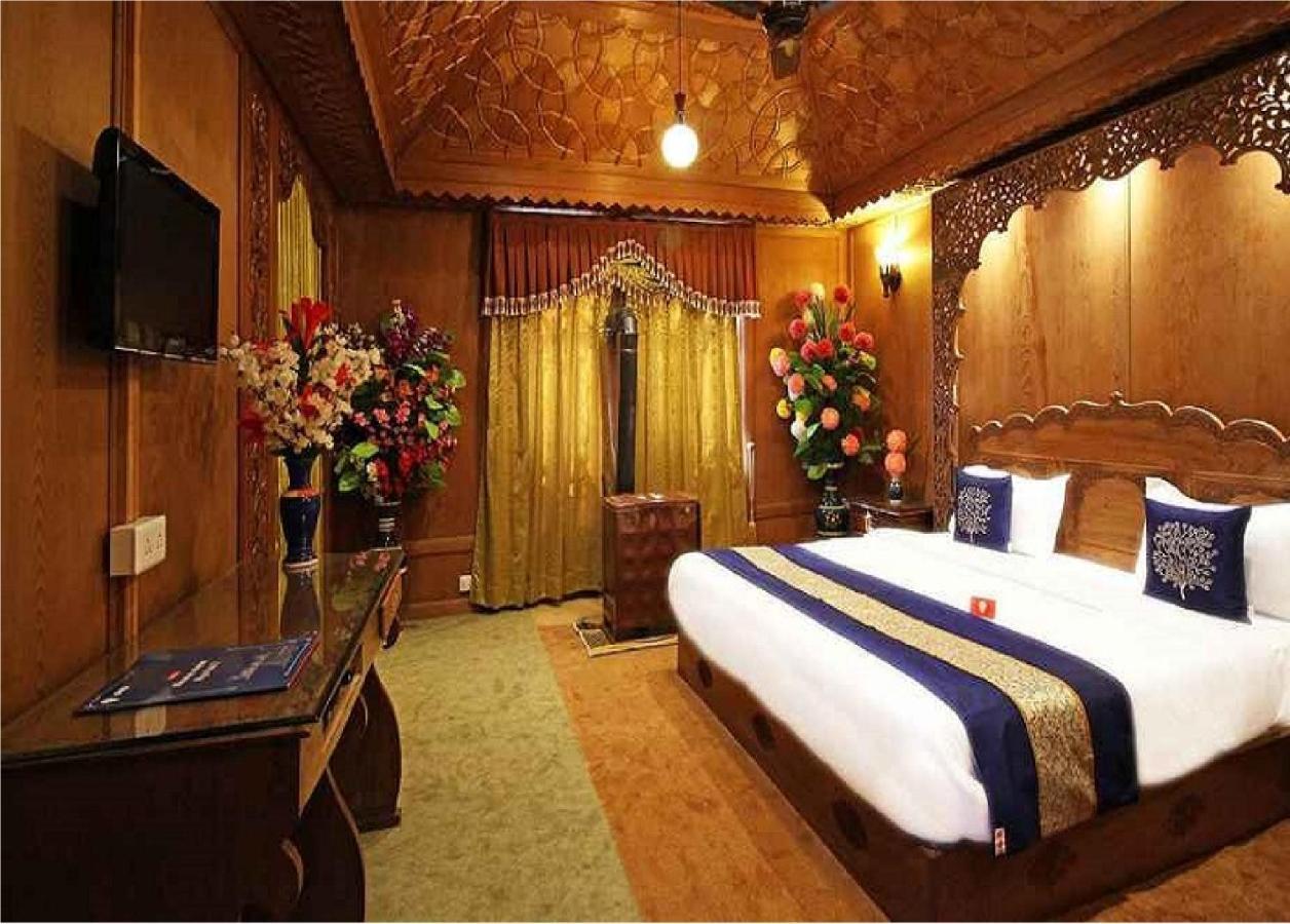 Hotel Calm Holiday Srinagar (Jammu and Kashmir)