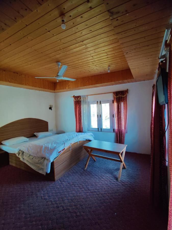 Hotel Calm Holiday Srinagar (Jammu and Kashmir)