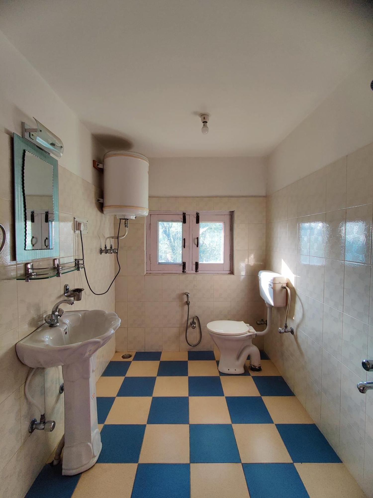 Hotel Calm Holiday Srinagar (Jammu and Kashmir)