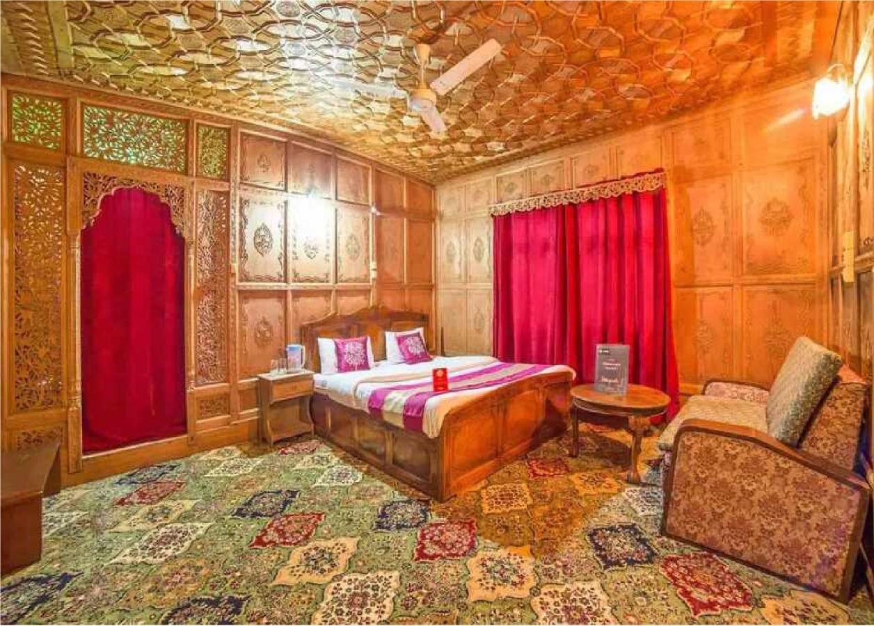 Hotel Calm Holiday Srinagar (Jammu and Kashmir)
