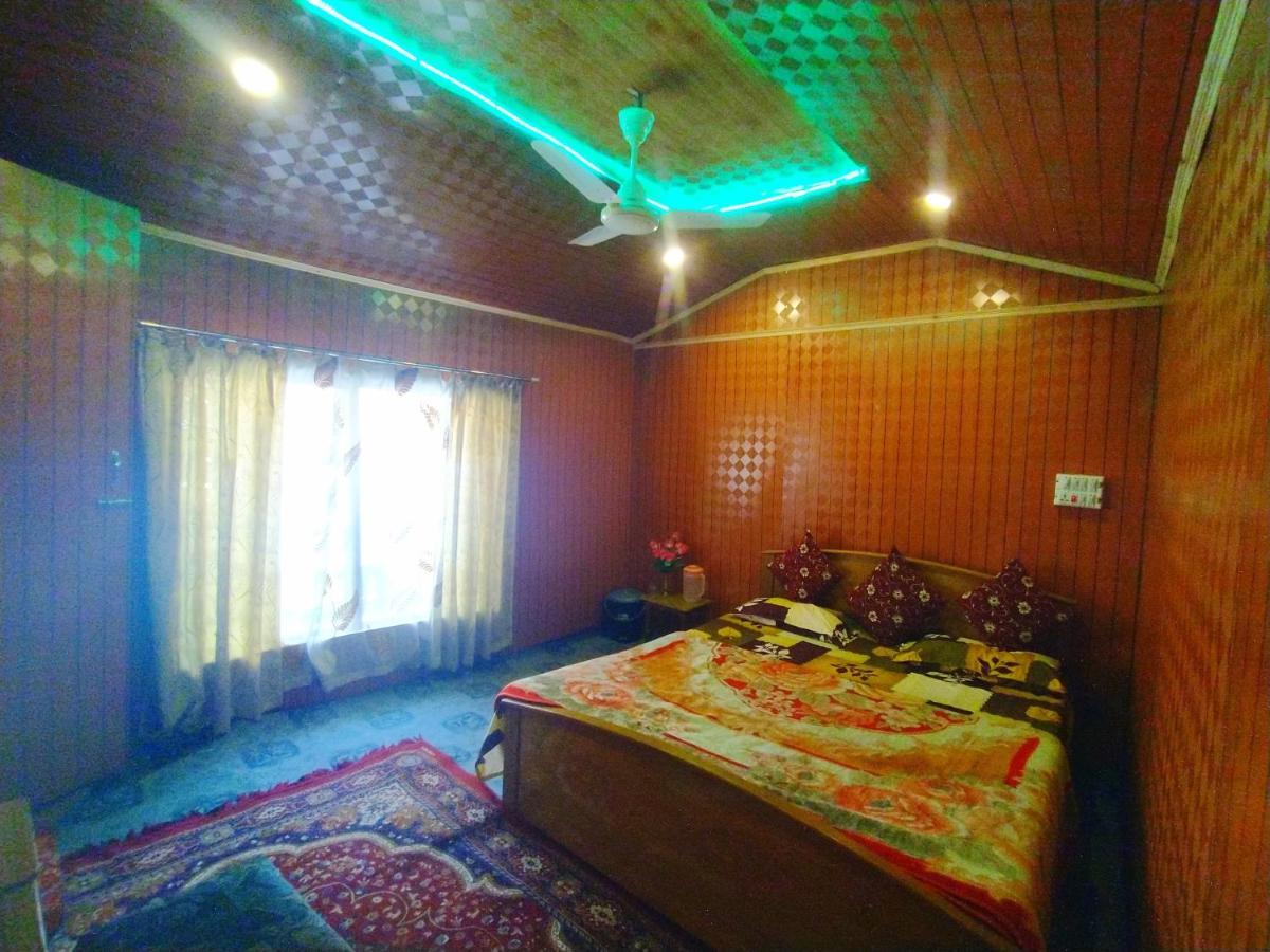 Hotel The Dreamer Destination' Houseboat