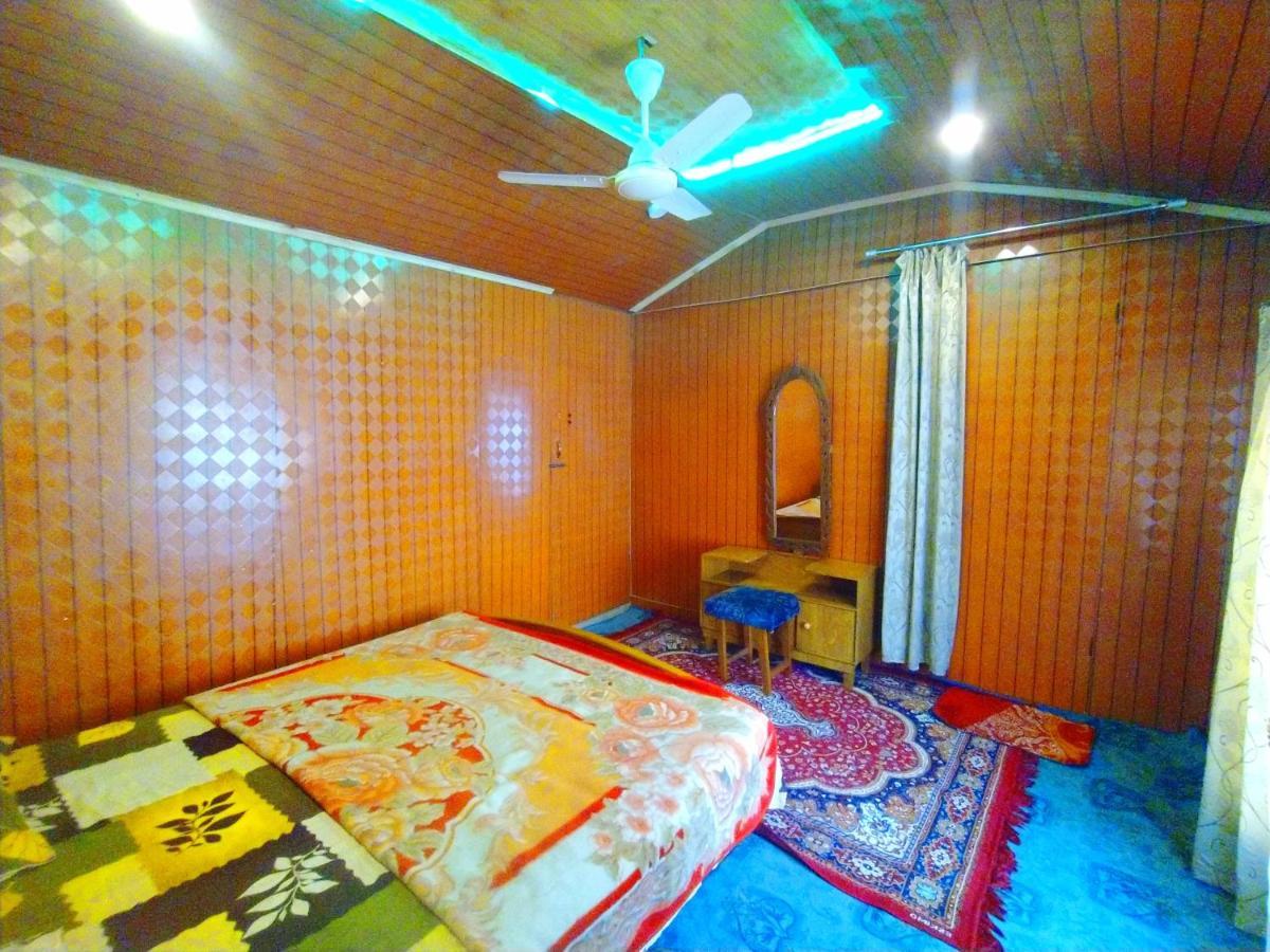 Hotel The Dreamer Destination' Houseboat Srinagar (Jammu and Kashmir)