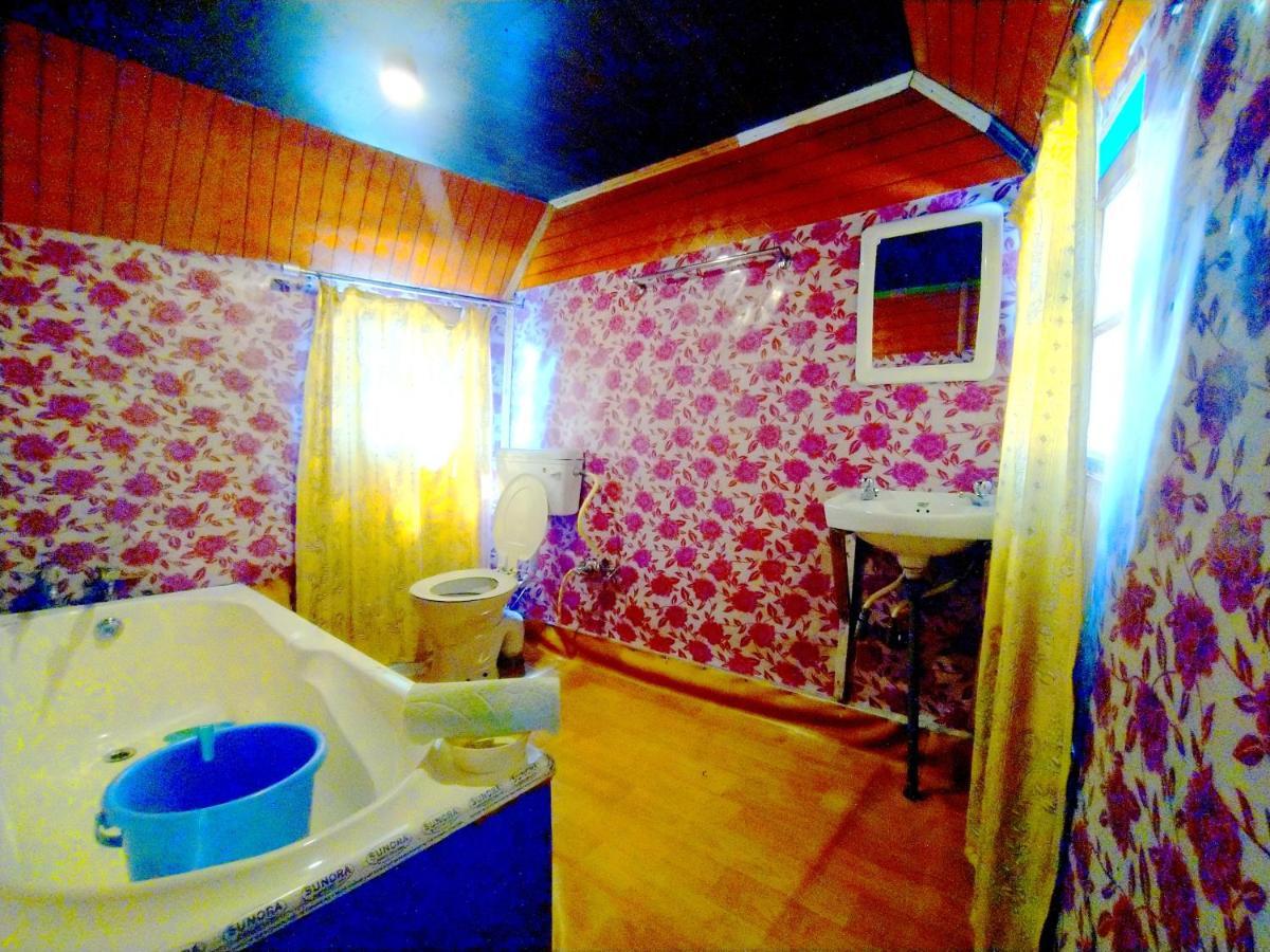 The Dreamer Destination' Houseboat Hotel Srinagar (Jammu and Kashmir)