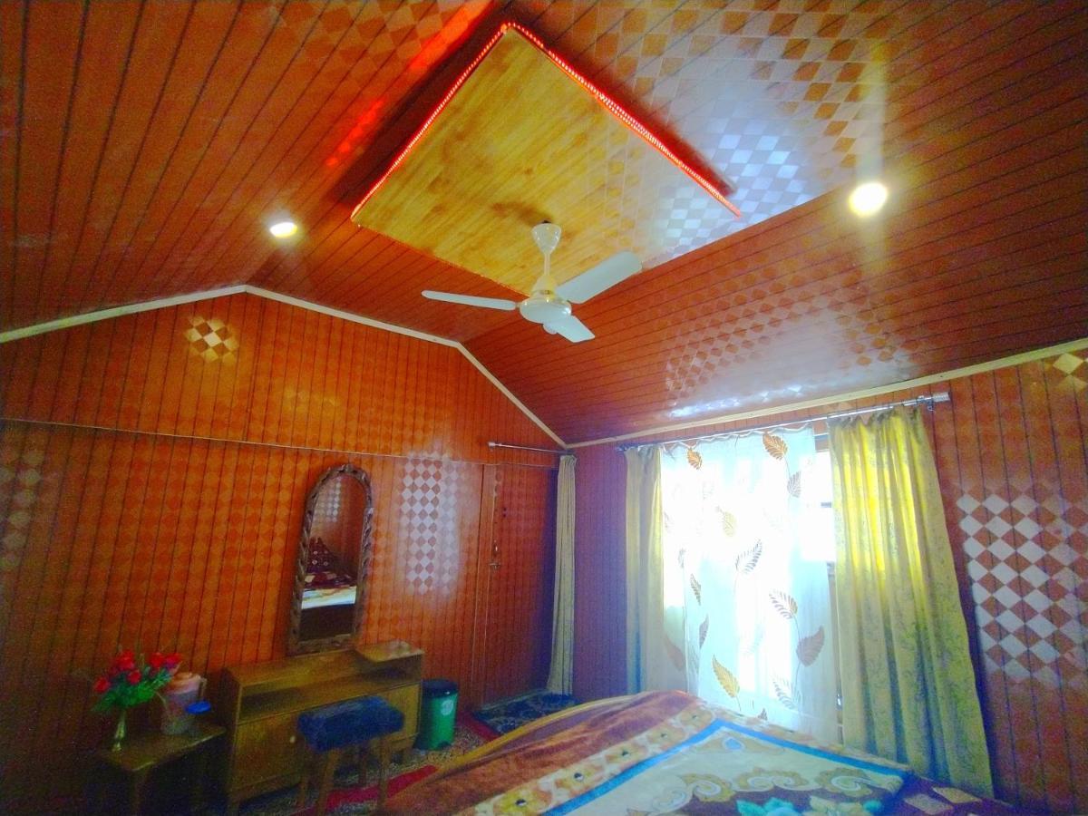 The Dreamer Destination' Houseboat Srinagar (Jammu and Kashmir)