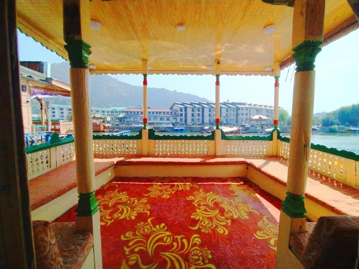 The Dreamer Destination' Houseboat Srinagar (Jammu and Kashmir)