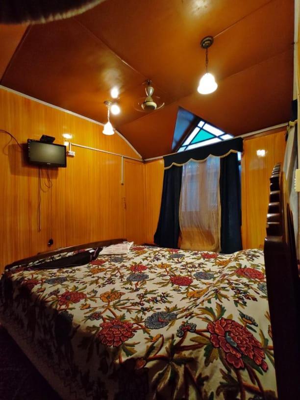 Botel Hayat Group Of Houseboats Srinagar (Jammu and Kashmir)
