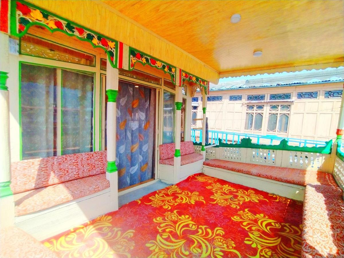 The Dreamer Destination' Houseboat Srinagar (Jammu and Kashmir)