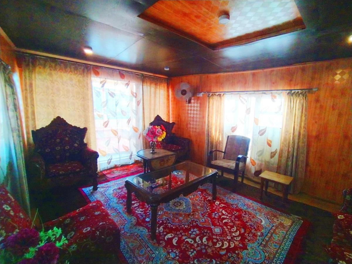 The Dreamer Destination' Houseboat Hotel Srinagar (Jammu and Kashmir)
