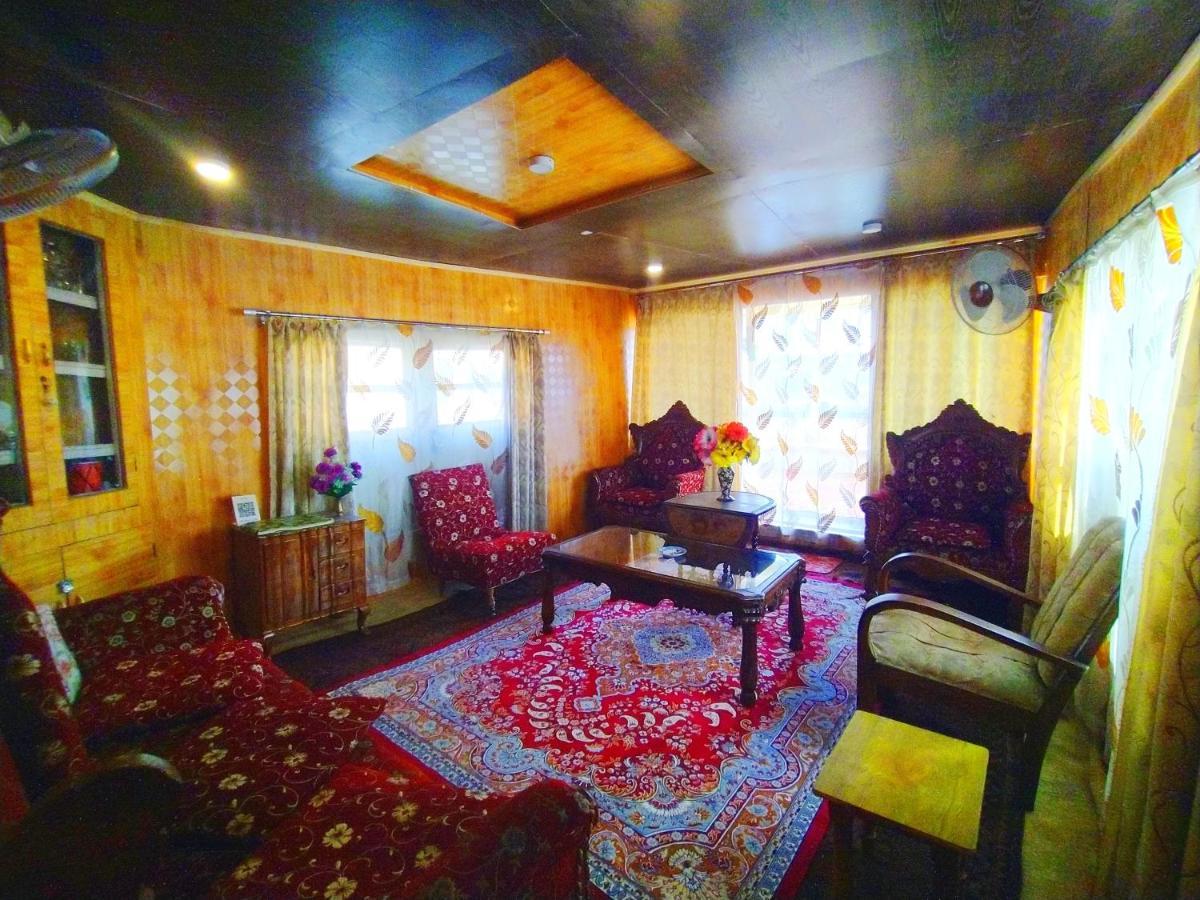 The Dreamer Destination' Houseboat Hotel
