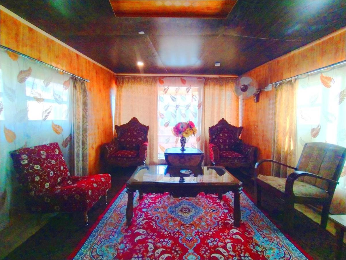 The Dreamer Destination' Houseboat Hotel Srinagar (Jammu and Kashmir)