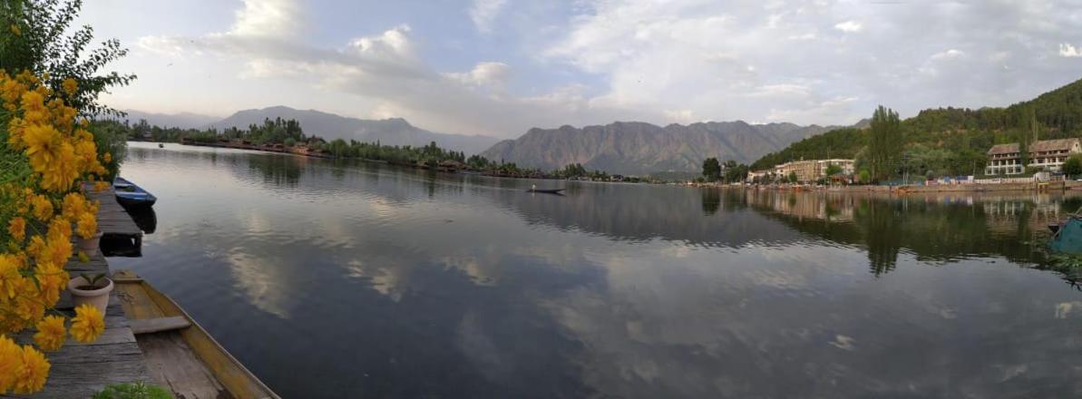 Hotel Lake Side Srinagar (Jammu and Kashmir)