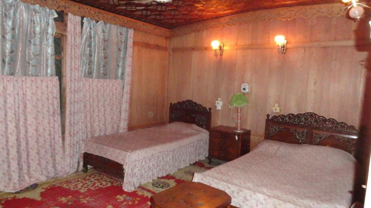 Hayat Group Of Houseboats Botel