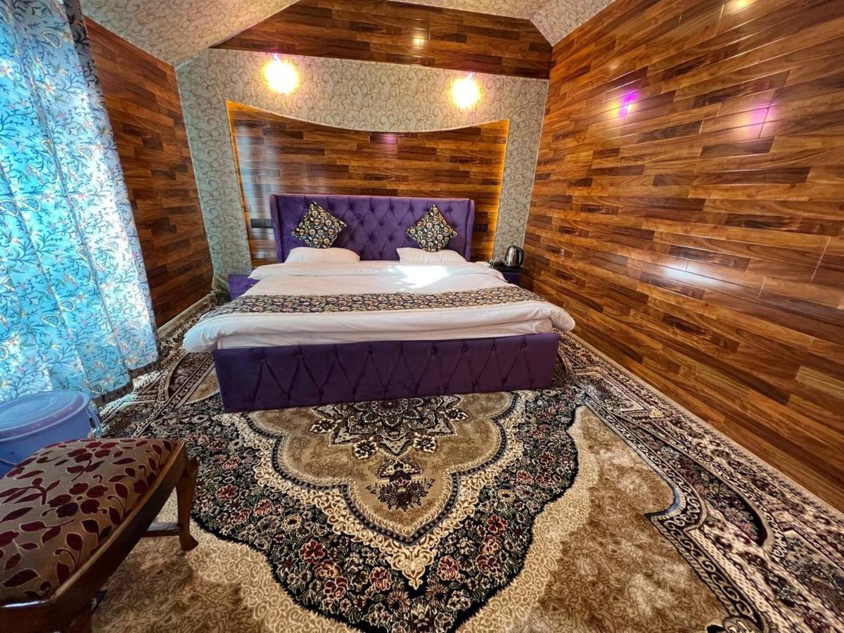 Floating Young Gulshan Houseboat Botel 5*