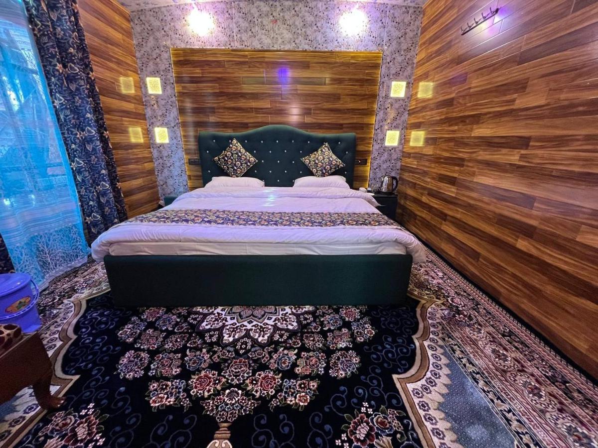Floating Young Gulshan Houseboat 5* Srinagar (Jammu and Kashmir)