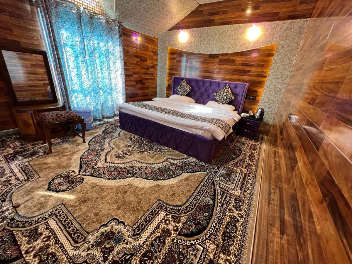 Botel Floating Young Gulshan Houseboat