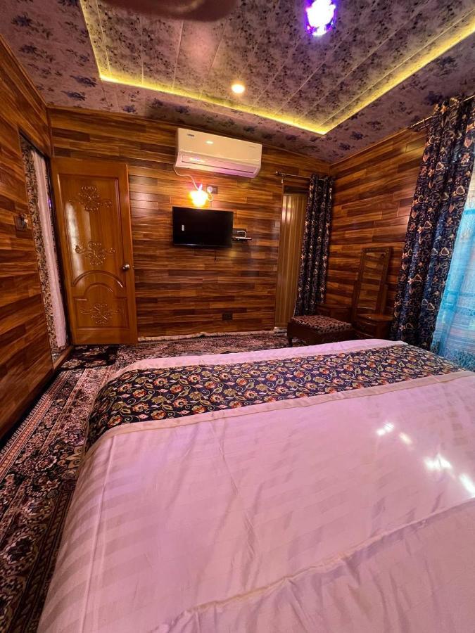 Floating Young Gulshan Houseboat Botel Srinagar (Jammu and Kashmir)