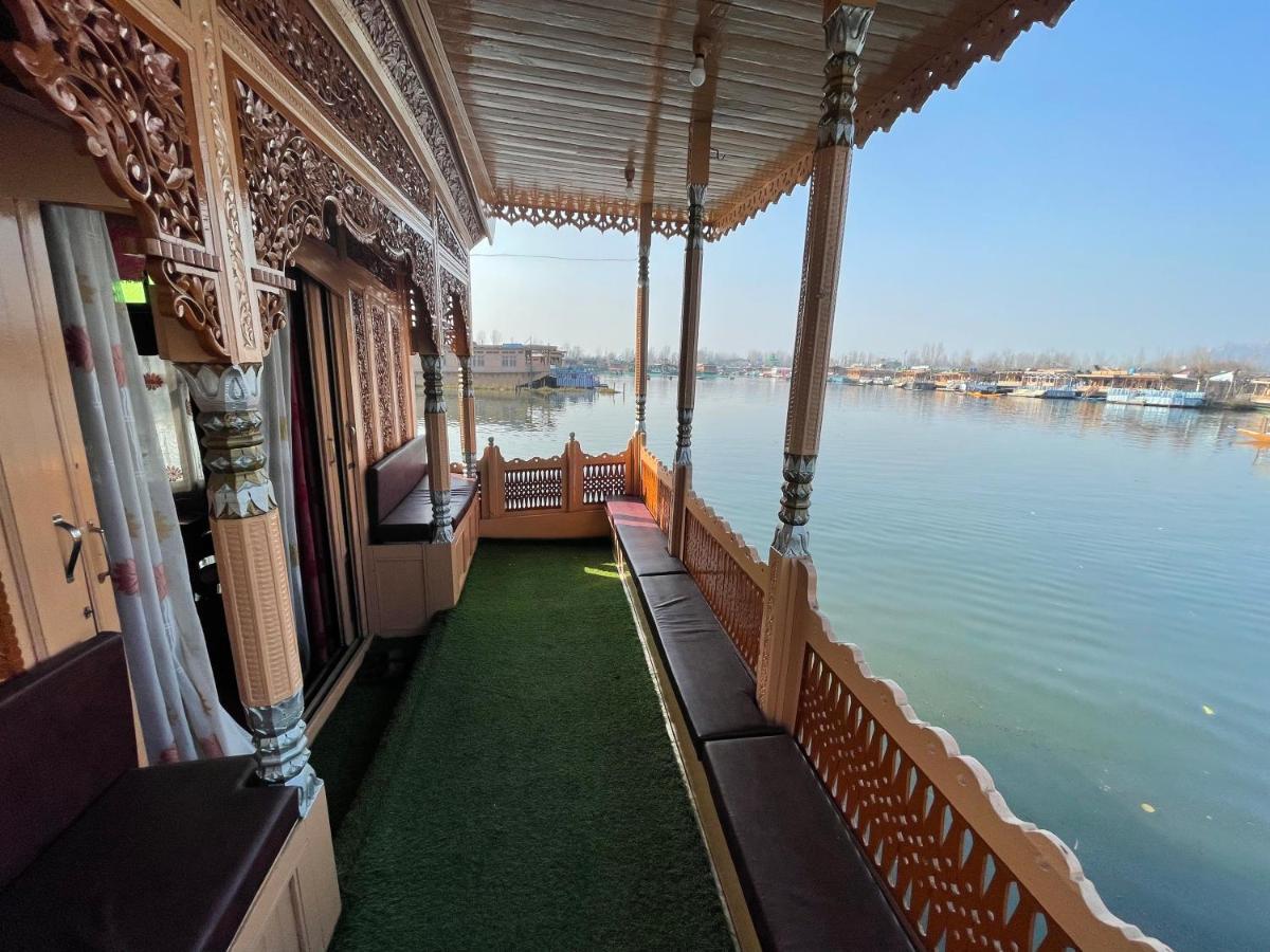 Floating Young Gulshan Houseboat