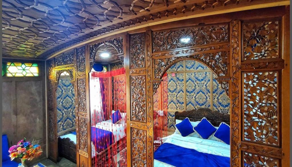Floating Young Gulshan Houseboat 5*