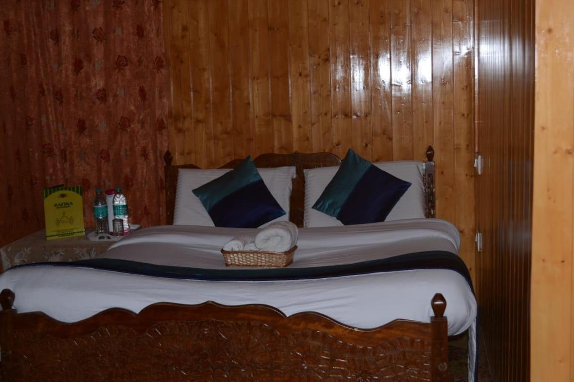 Floating Young Gulshan Houseboat Srinagar (Jammu and Kashmir)