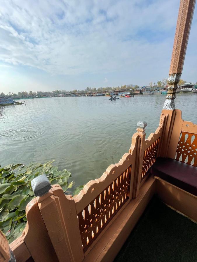 Botel Floating Young Gulshan Houseboat Srinagar (Jammu and Kashmir)