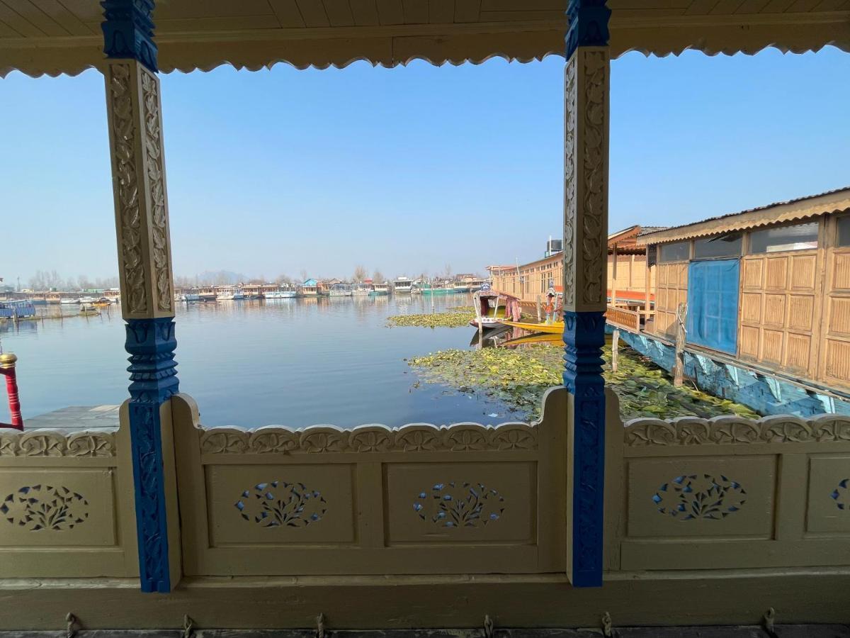 Floating Young Gulshan Houseboat Botel 5*