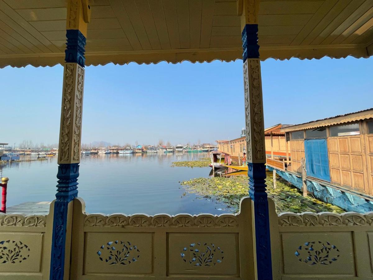 Floating Young Gulshan Houseboat Srinagar (Jammu and Kashmir)