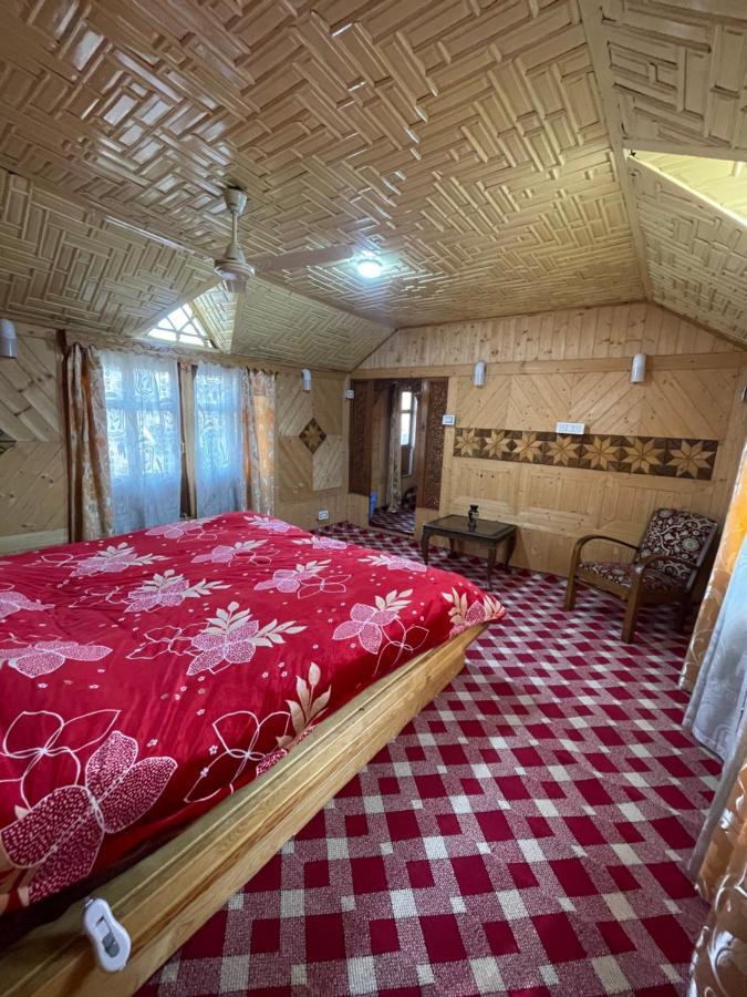 Botel Floating Young Gulshan Houseboat 5*