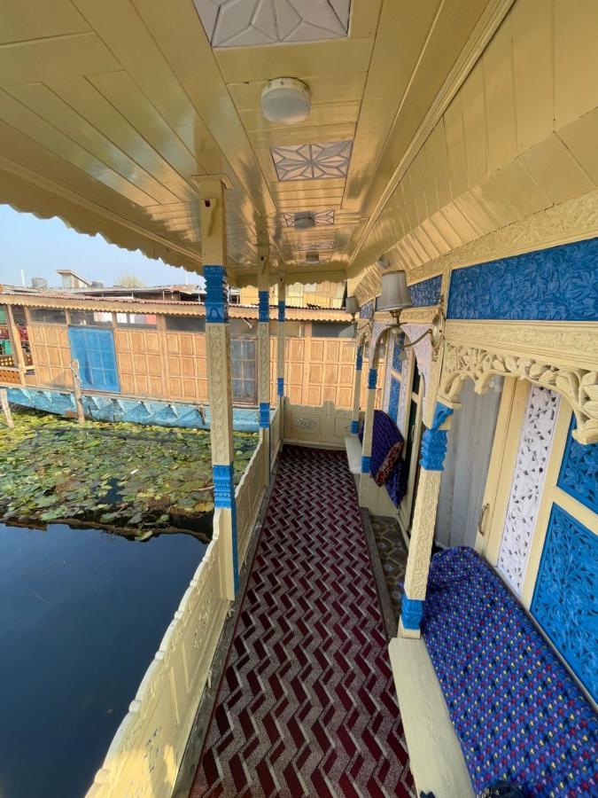 Floating Young Gulshan Houseboat 5* Srinagar (Jammu and Kashmir)