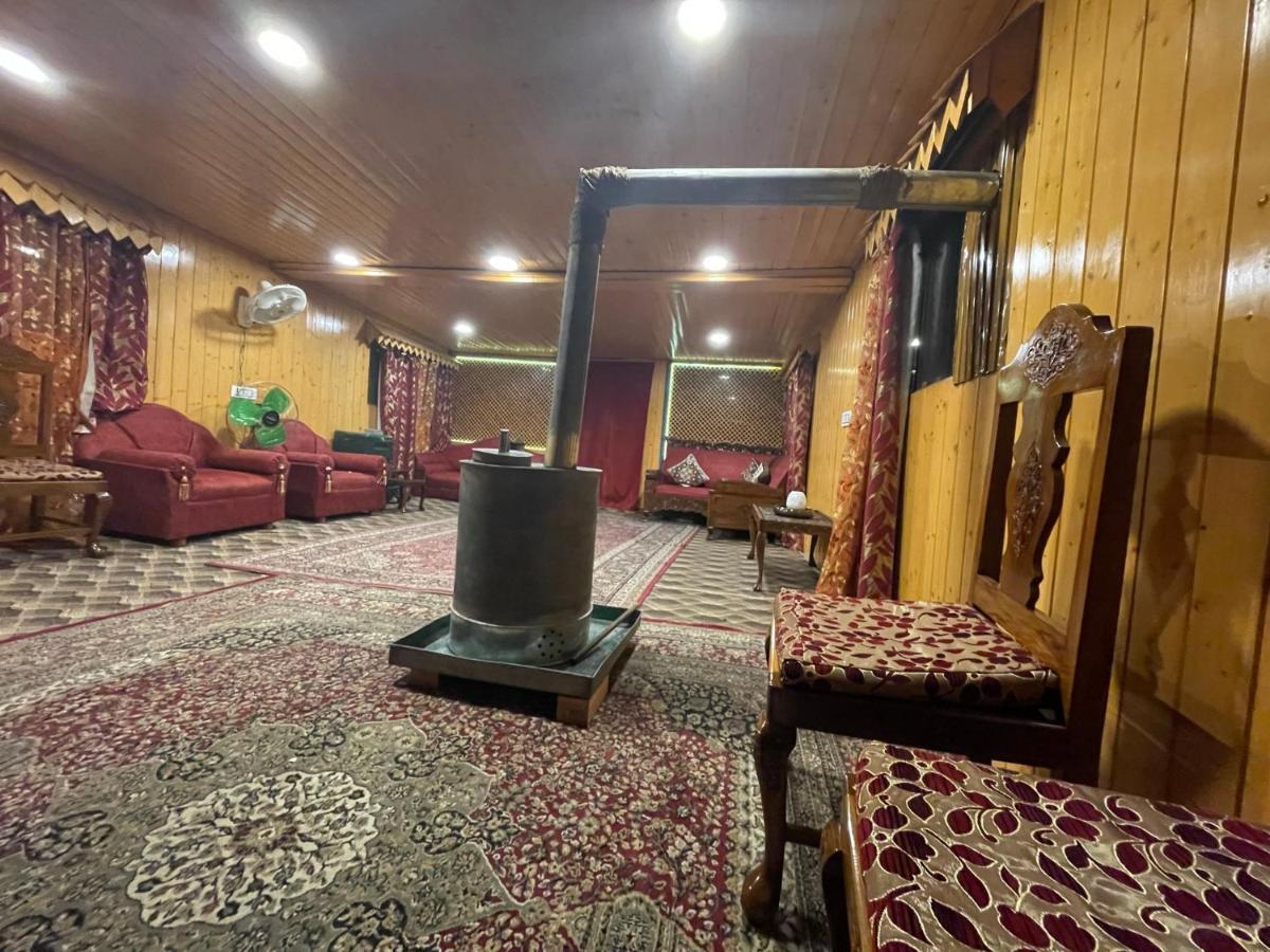 Floating Young Gulshan Houseboat Botel 5*