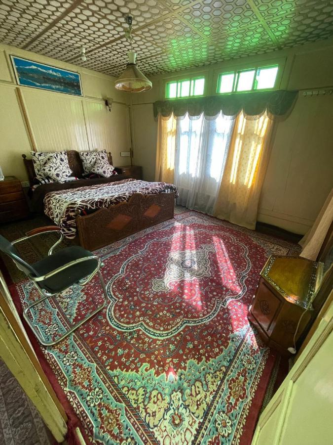 Floating Young Gulshan Houseboat 5* Srinagar (Jammu and Kashmir)