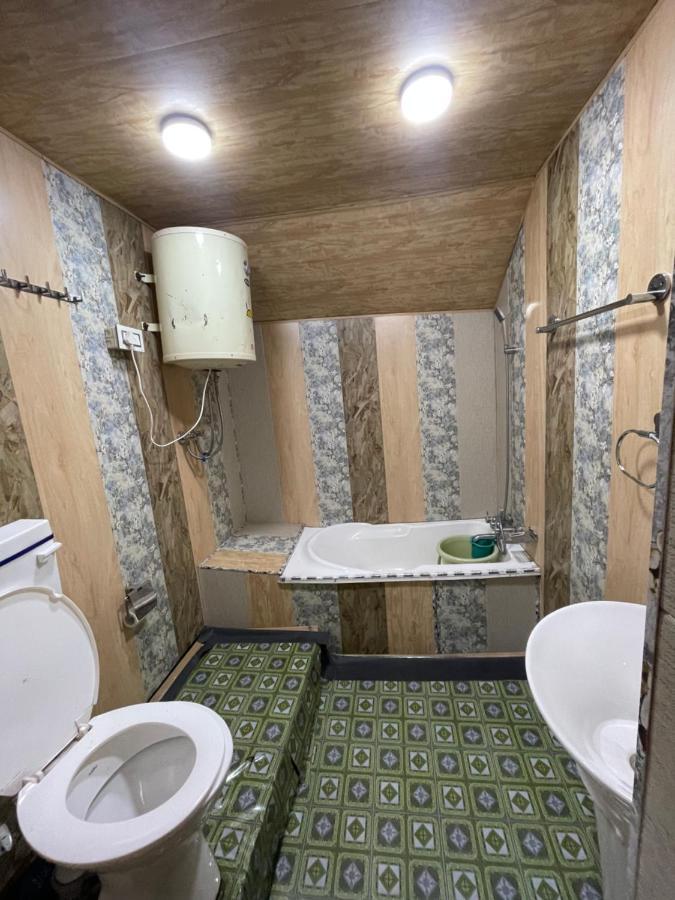 Floating Young Gulshan Houseboat 5*