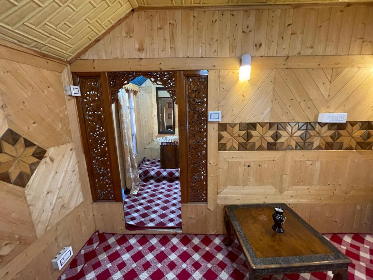 Botel Floating Young Gulshan Houseboat