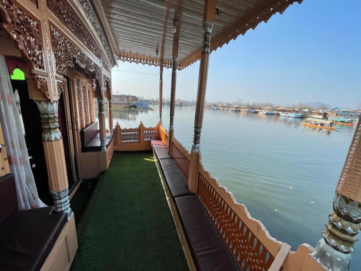 Botel Floating Young Gulshan Houseboat 5*