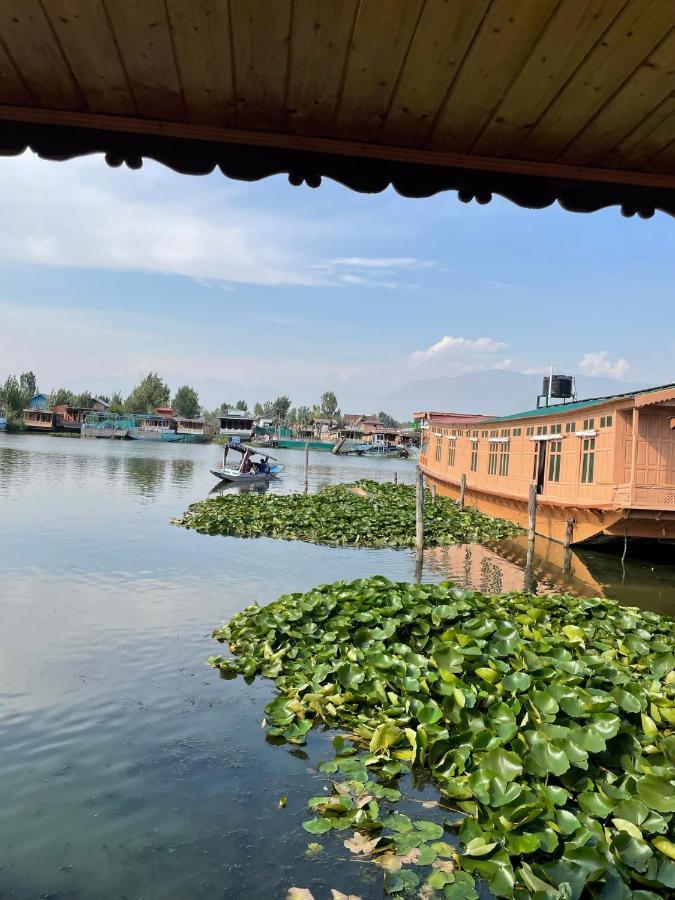 Botel Floating Young Gulshan Houseboat 5*