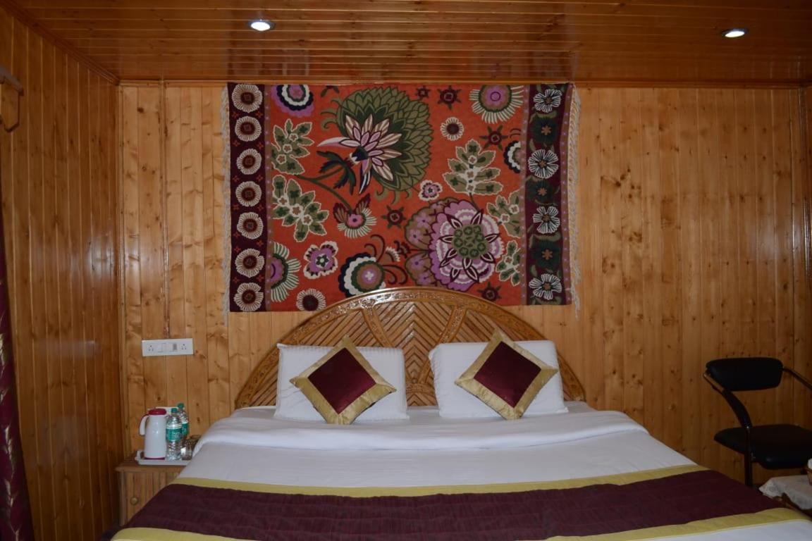 Floating Young Gulshan Houseboat 5*