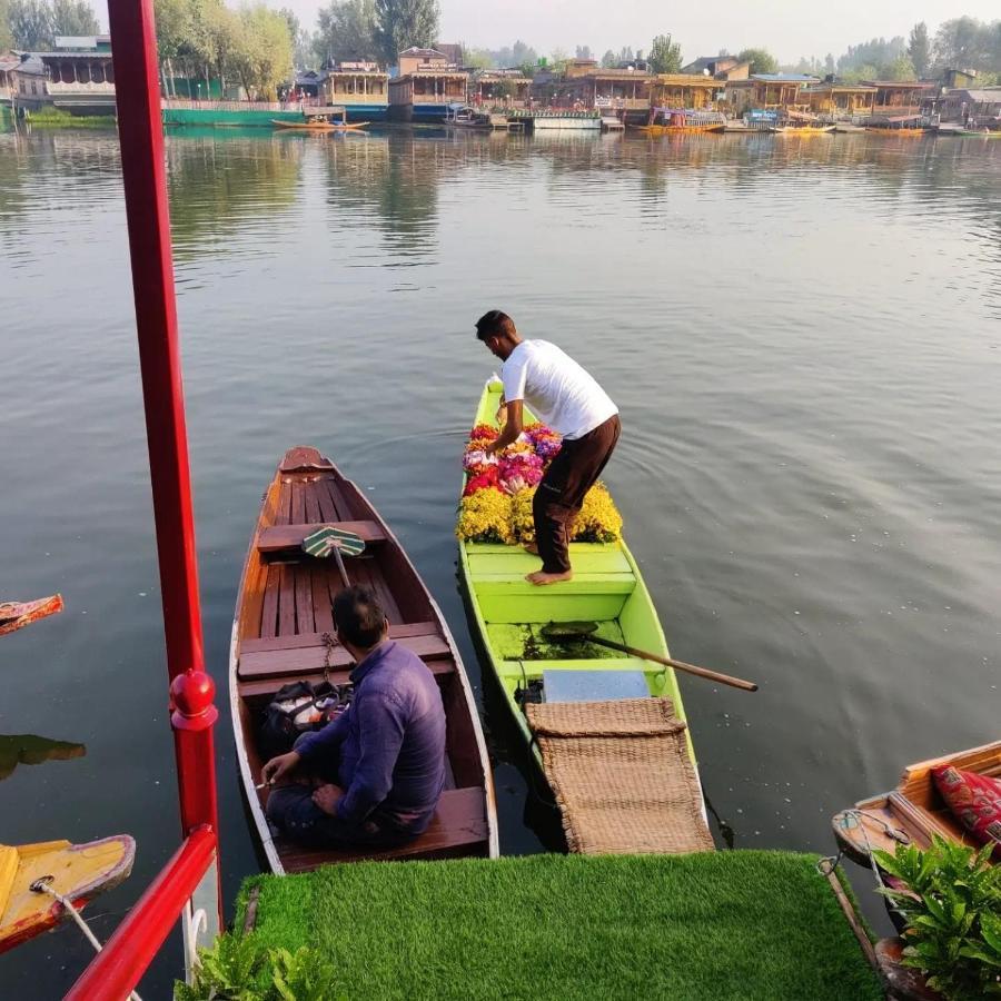 Botel Floating Young Gulshan Houseboat