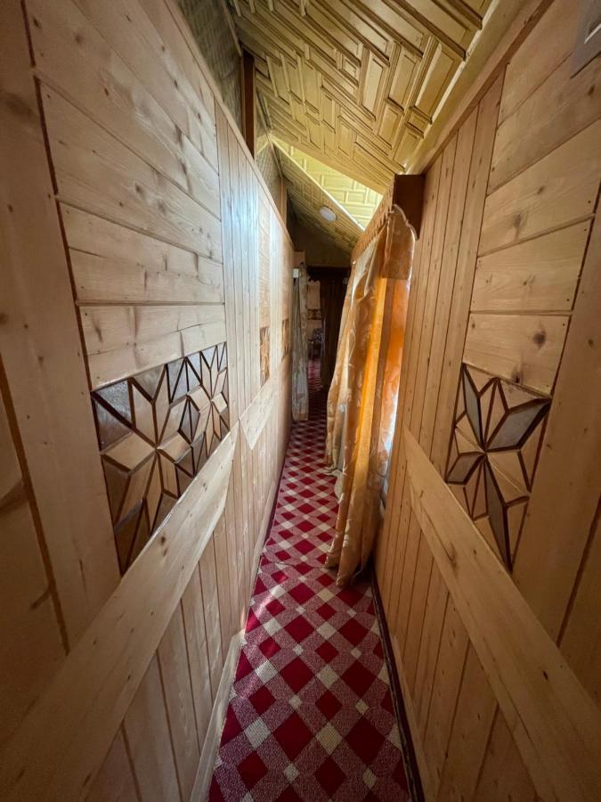 Floating Young Gulshan Houseboat Botel 5*