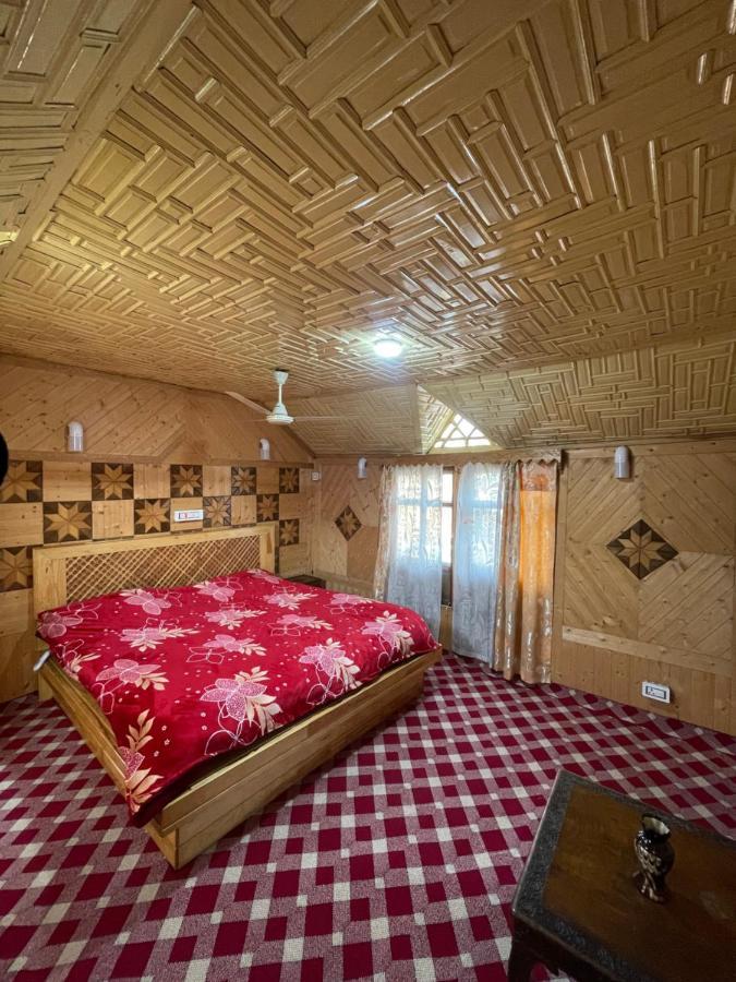 Floating Young Gulshan Houseboat Botel