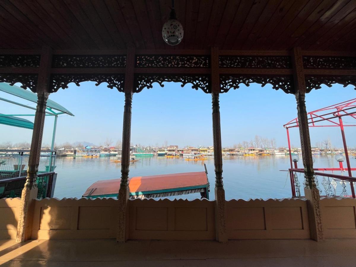 Floating Young Gulshan Houseboat Botel Srinagar (Jammu and Kashmir)