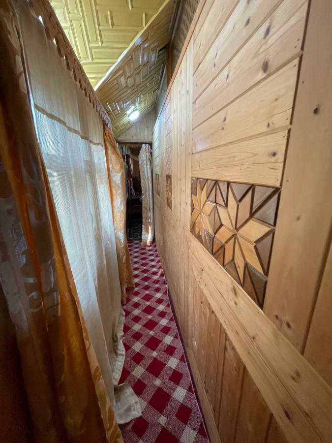 Floating Young Gulshan Houseboat